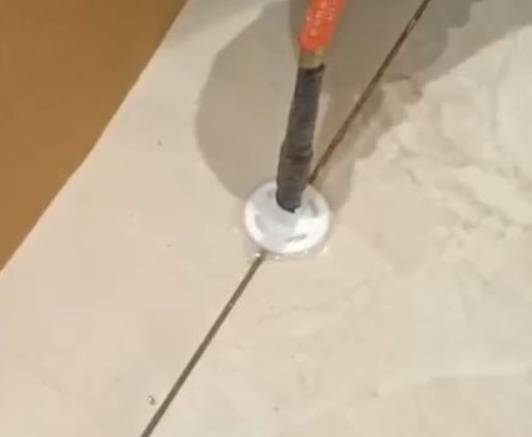 覃塘瓷砖空鼓维修公司专业解答瓷砖在铺贴过程中，如果没有涂抹均匀到位的粘结材料（如水泥砂浆或瓷砖胶），可能会导致以下问题