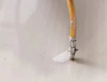 覃塘瓷砖空鼓维修公司专业解答在瓷砖铺贴过程中，如果使用的砂料过粗（如全部使用了粗砂），可能会导致以下问题