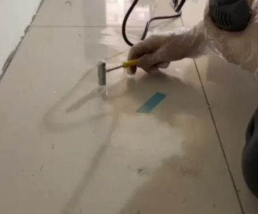 覃塘瓷砖开裂维修公司专业分享瓷砖在铺贴前如果没有沥干水分，将会导致以下问题